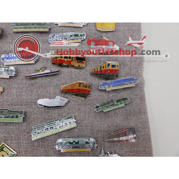 Ca. 50 speldjes, broches, pins e.d. van treinen, auto's, boten, trams etc. en een schaaltje van "the London underground" #4676 - sku: 20230727031717 - Gebruikt - Goede staat - Afbeelding 9