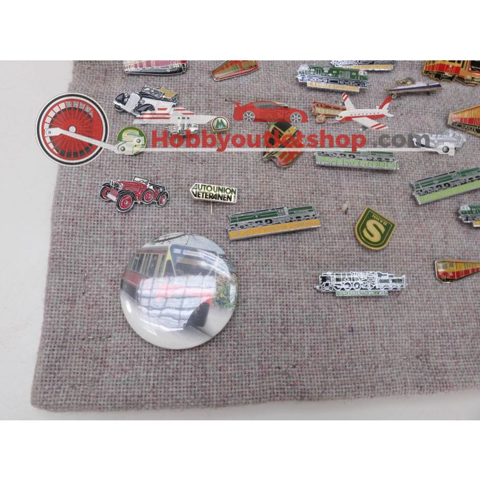 Ca. 50 speldjes, broches, pins e.d. van treinen, auto's, boten, trams etc. en een schaaltje van "the London underground" #4676 - sku: 20230727031717 - Gebruikt - Goede staat - Afbeelding 10