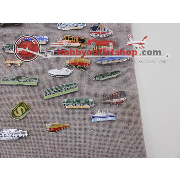 Ca. 50 speldjes, broches, pins e.d. van treinen, auto's, boten, trams etc. en een schaaltje van "the London underground" #4676 - sku: 20230727031717 - Gebruikt - Goede staat - Afbeelding 11