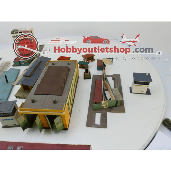 Schaal H0 Stationsset ''modern'' - stationsgebouwen - locloods - goederenloods - perron - bijgebouwen #2788