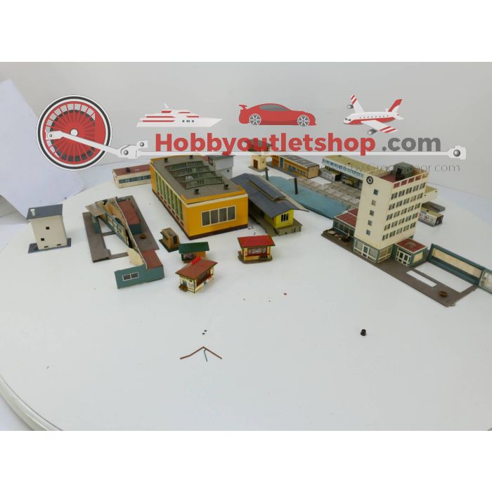 Schaal H0 Stationsset ''modern'' - stationsgebouwen - locloods - goederenloods - perron - bijgebouwen #2788