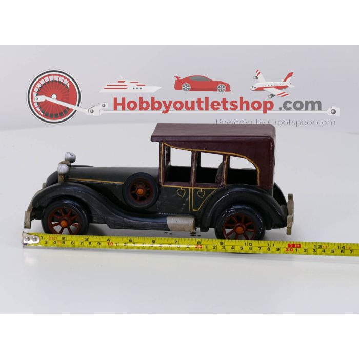 Vintage houten auto. Lengte 31 cm. breedte 13 cm en hoogte 13 cm #3710