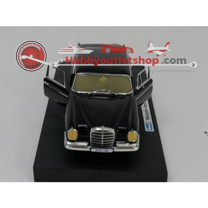 Schaal 1:18 Revell Mercedes-Benz 300 SE #3177
