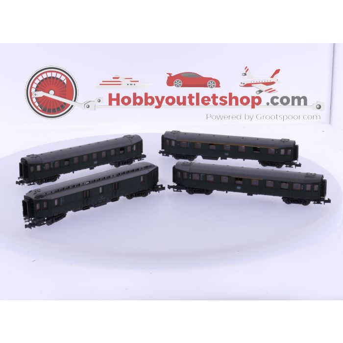 Schaal N Roco 2256 2e klas rijtuig, Roco 2257 1e klas rijtuig, Roco 2258 1e en 2e klas rijtuig en een Roco 2260 POST wagon #4754