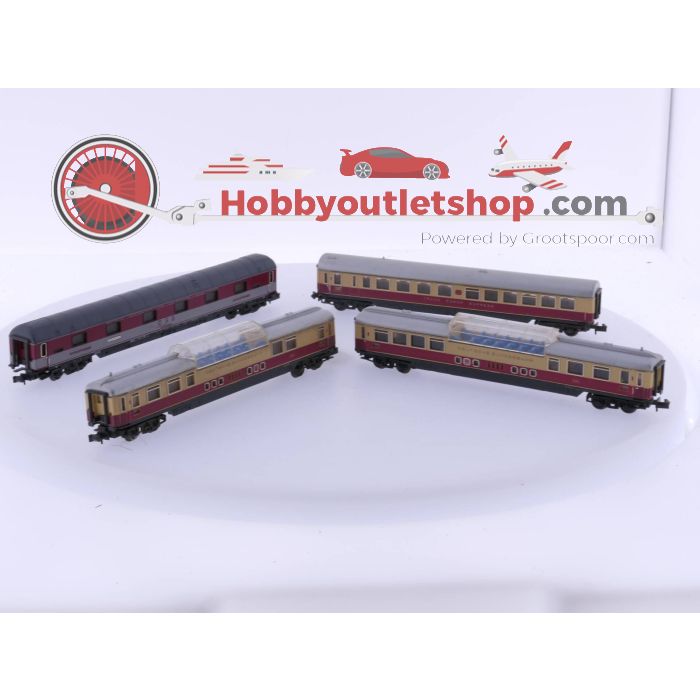 Schaal N Minitrix 3018 Passagierswagen, Minitrix 3019 2 x Passagierswagen met panoramadak van de DB en een Minitrix 3095 Slaapwagen van de DSG #4766